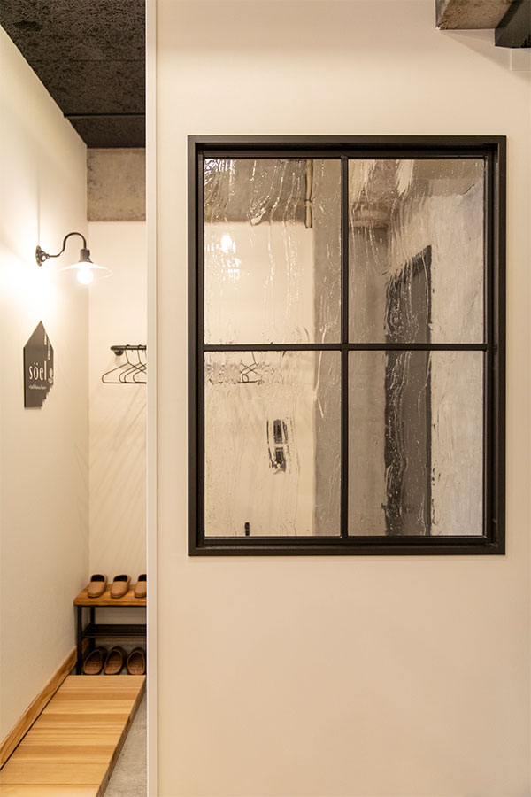 soel ソエル 立川 東京 レンタルスペース エントランス おしゃれ小窓 仕切り